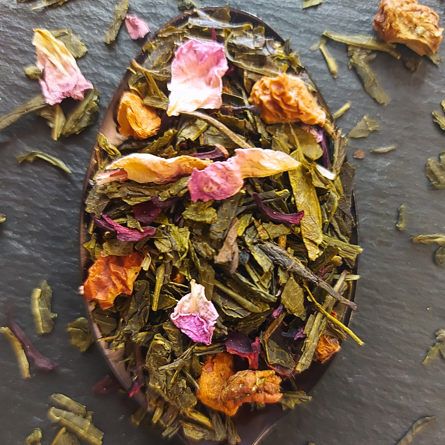 Cuillère de thé vert bio de Chine en vrac saveur cerise