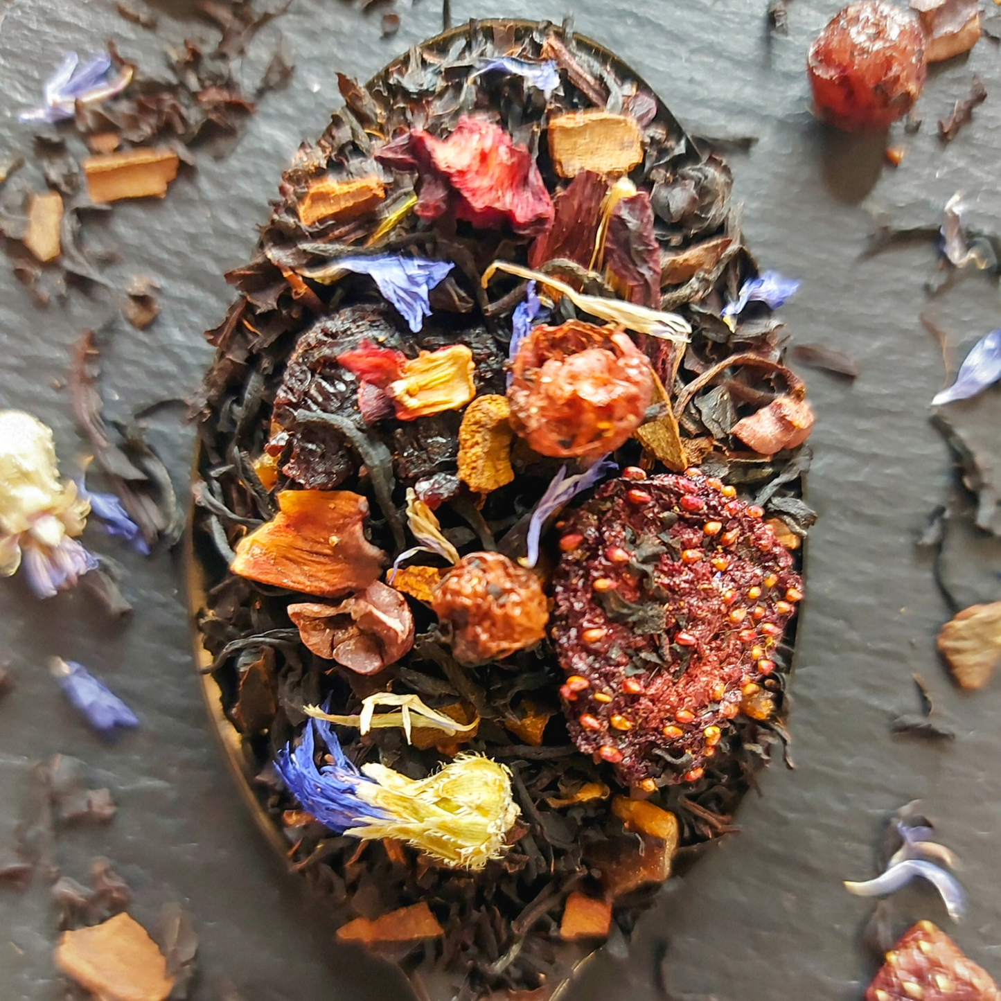 Cuillère de thé noir bio en vrac saveur fraise chocolat